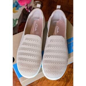 Clarks Cloudsteppers Breeze Izzy Sand/Sable Perforated Slip On Flats 7M NEW